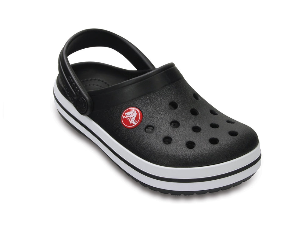Zuecos Crocs Crocband color negro con franja blanca en la suela y correa trasera.