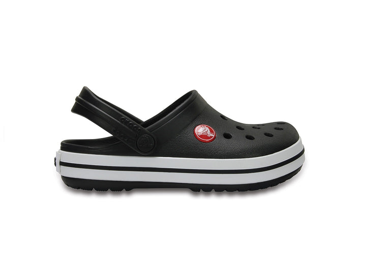 Zuecos Crocs Crocband color negro con franja blanca en la suela y correa trasera.