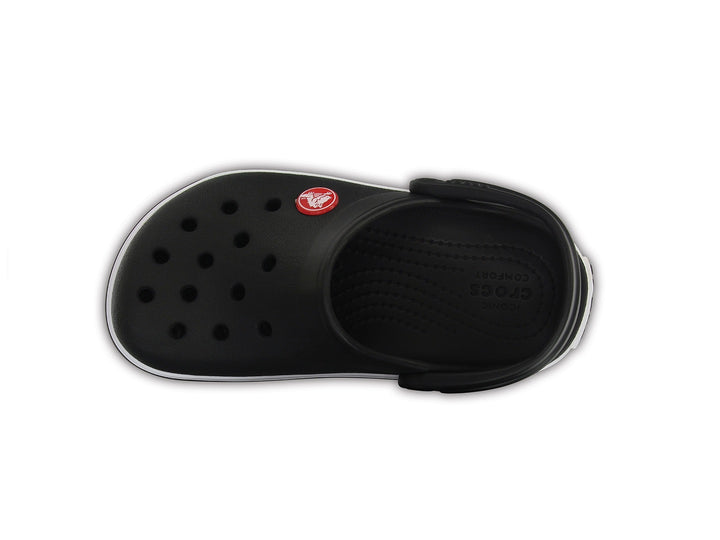 Zuecos Crocs Crocband color negro con franja blanca en la suela y correa trasera.