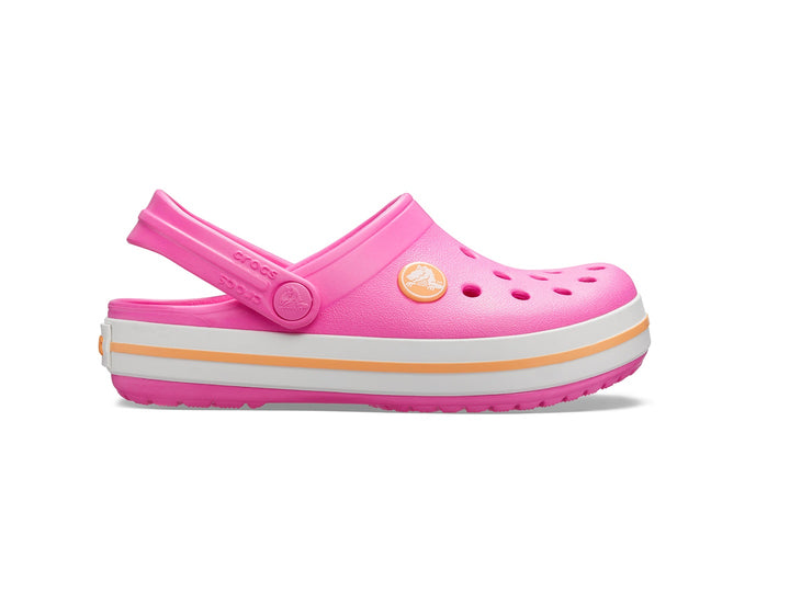 Zuecos Crocs Crocband para niño o niña en color rosa eléctrico con franja naranja en la suela.