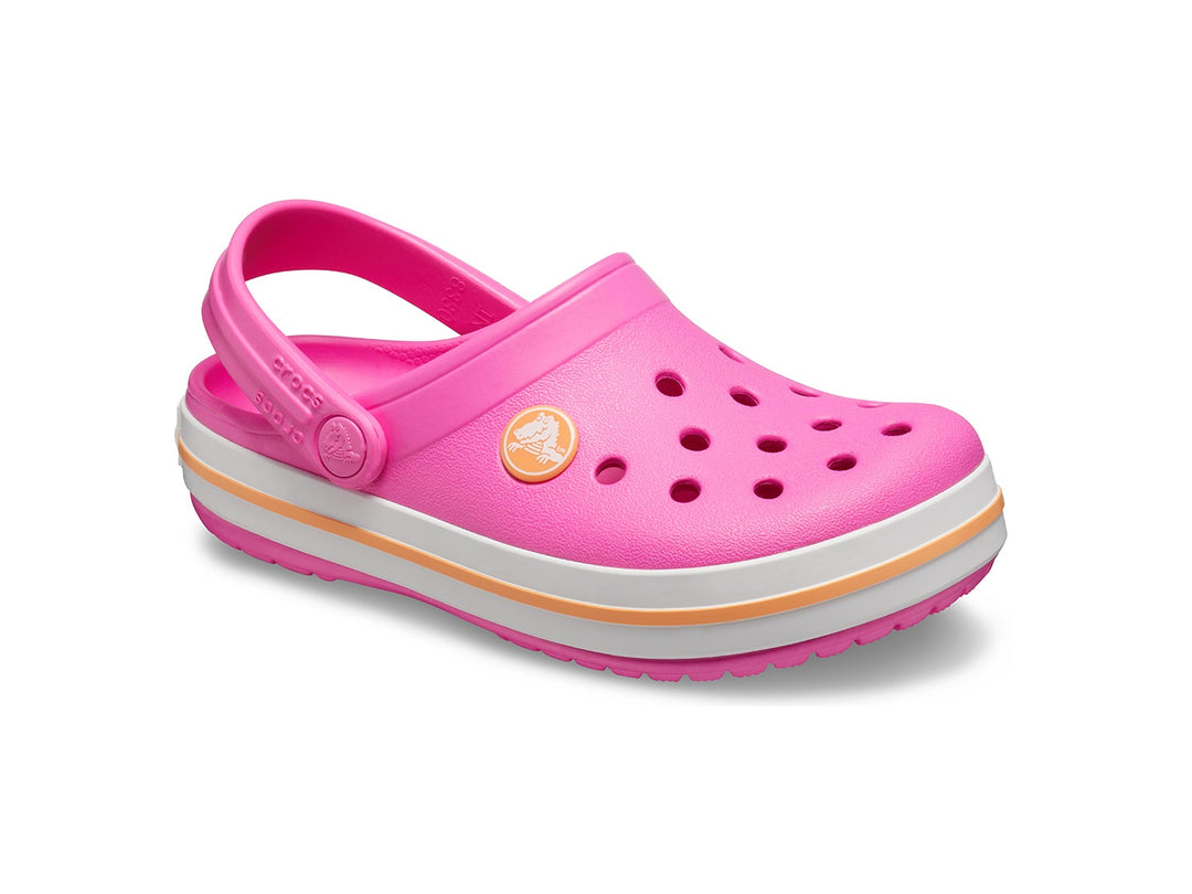 Zuecos Crocs Crocband para niño o niña en color rosa eléctrico con franja naranja en la suela.