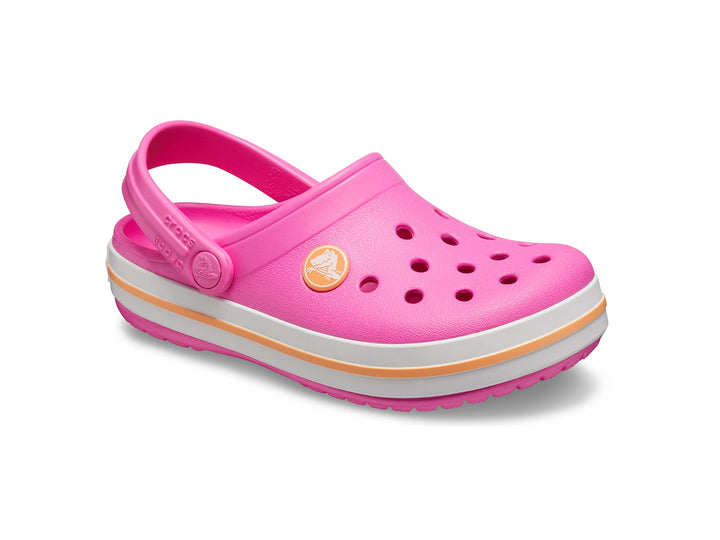 Zuecos Crocs Crocband para niño o niña en color rosa eléctrico con franja naranja en la suela.