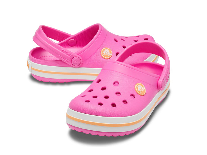 Zuecos Crocs Crocband para niño o niña en color rosa eléctrico con franja naranja en la suela.