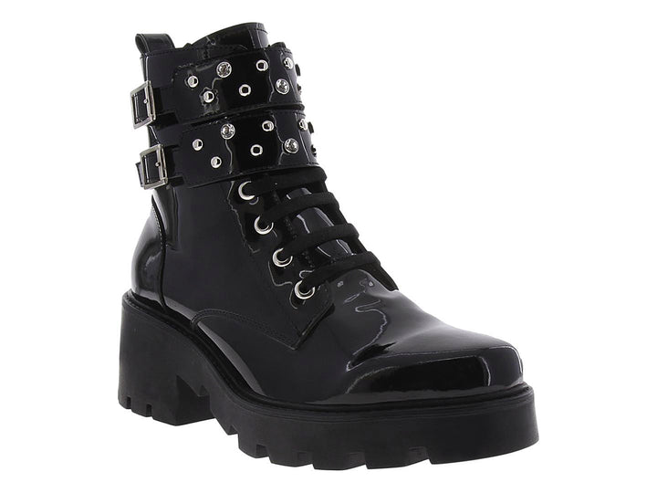 Bota militar para mujer de charol negro con plataforma y hebillas plateadas.