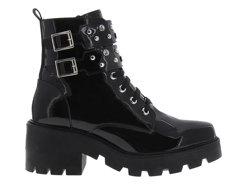 Bota militar para mujer de charol negro con plataforma y hebillas plateadas.