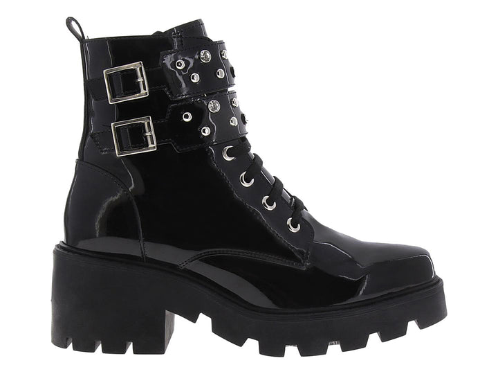 Bota militar para mujer de charol negro con plataforma y hebillas plateadas.