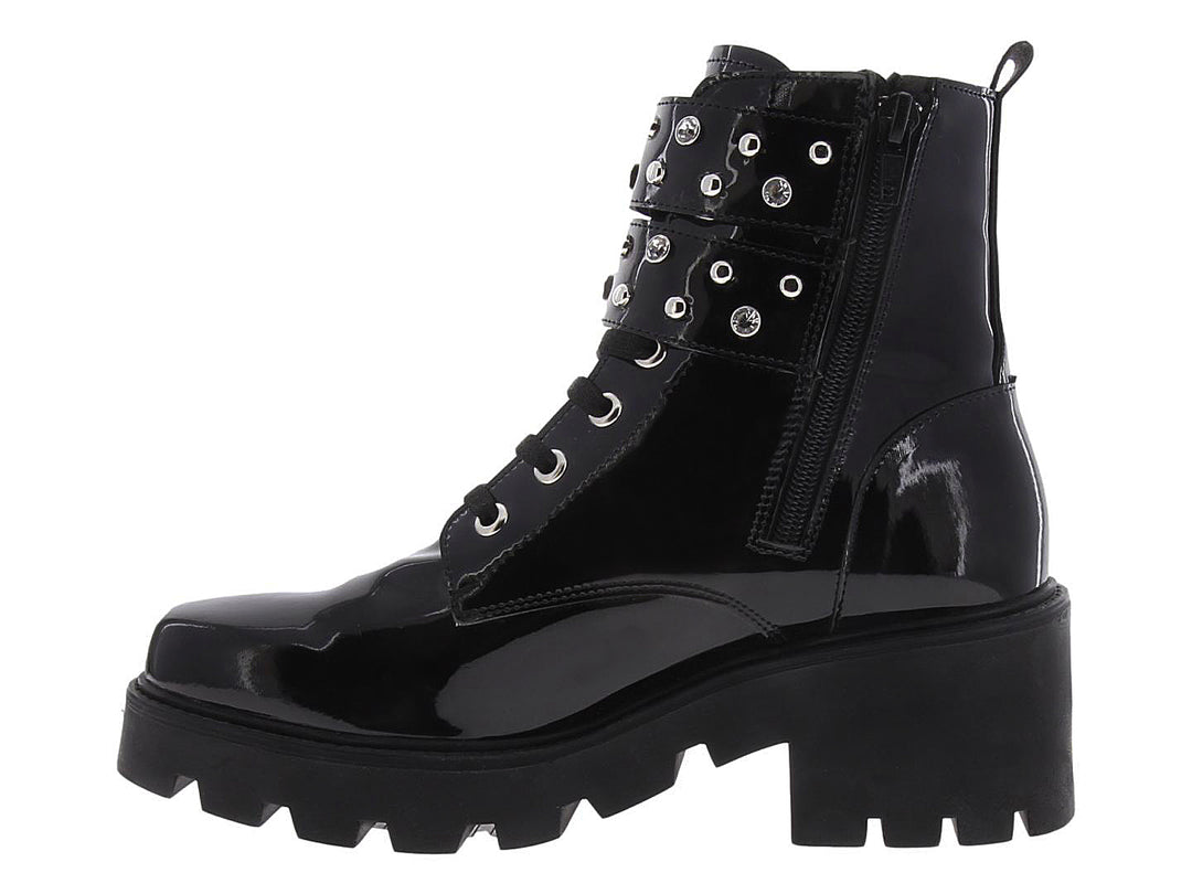 Bota militar para mujer de charol negro con plataforma y hebillas plateadas.