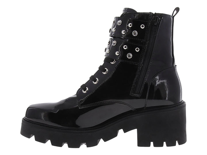 Bota militar para mujer de charol negro con plataforma y hebillas plateadas.