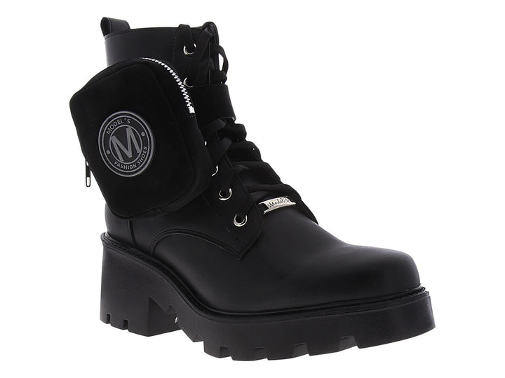 Bota negra de plataforma con cordones y un pequeño bolsillo lateral con logotipo.