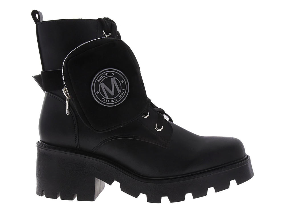 Bota negra de plataforma con cordones y un pequeño bolsillo lateral con logotipo.