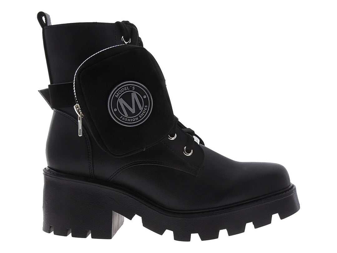 Bota negra de plataforma con cordones y un pequeño bolsillo lateral con logotipo.