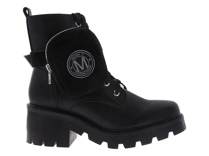Bota negra de plataforma con cordones y un pequeño bolsillo lateral con logotipo.