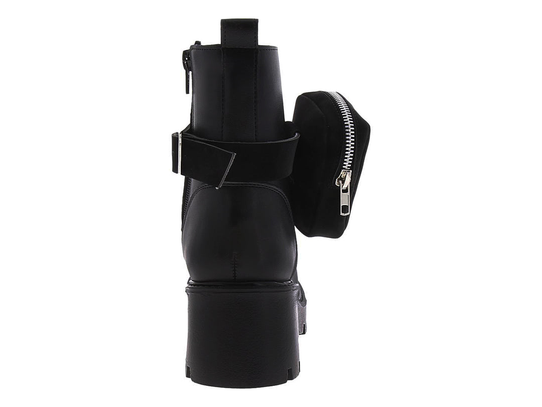 Bota negra de plataforma con cordones y un pequeño bolsillo lateral con logotipo.