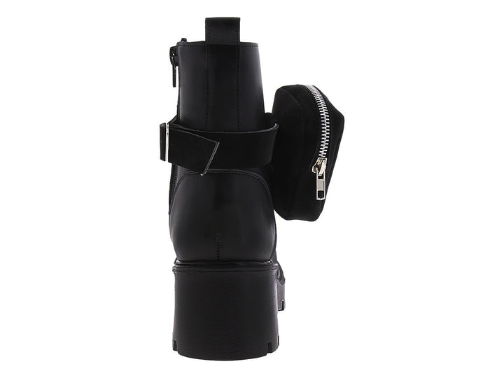 Bota negra de plataforma con cordones y un pequeño bolsillo lateral con logotipo.