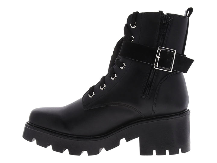 Bota negra de plataforma con cordones y un pequeño bolsillo lateral con logotipo.