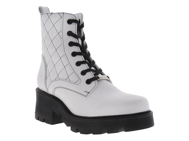 Botín militar blanco para mujer con suela track negra y agujetas negras.