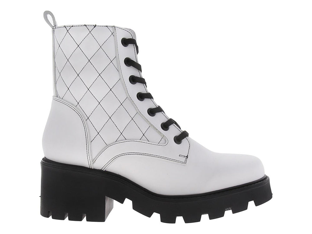 Botín militar blanco para mujer con suela track negra y agujetas negras.