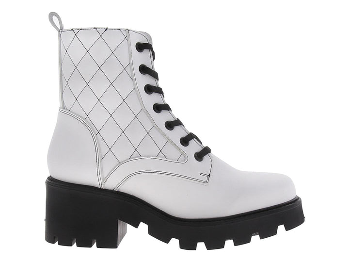 Botín militar blanco para mujer con suela track negra y agujetas negras.