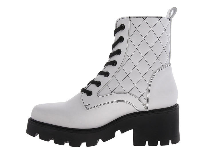 Botín militar blanco para mujer con suela track negra y agujetas negras.