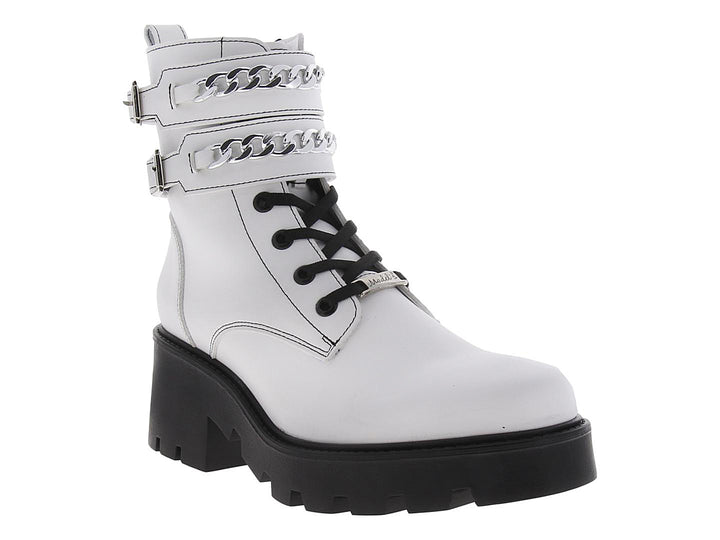 Bota blanca de plataforma con agujetas negras y detalles de cadenas plateadas en el tobillo.