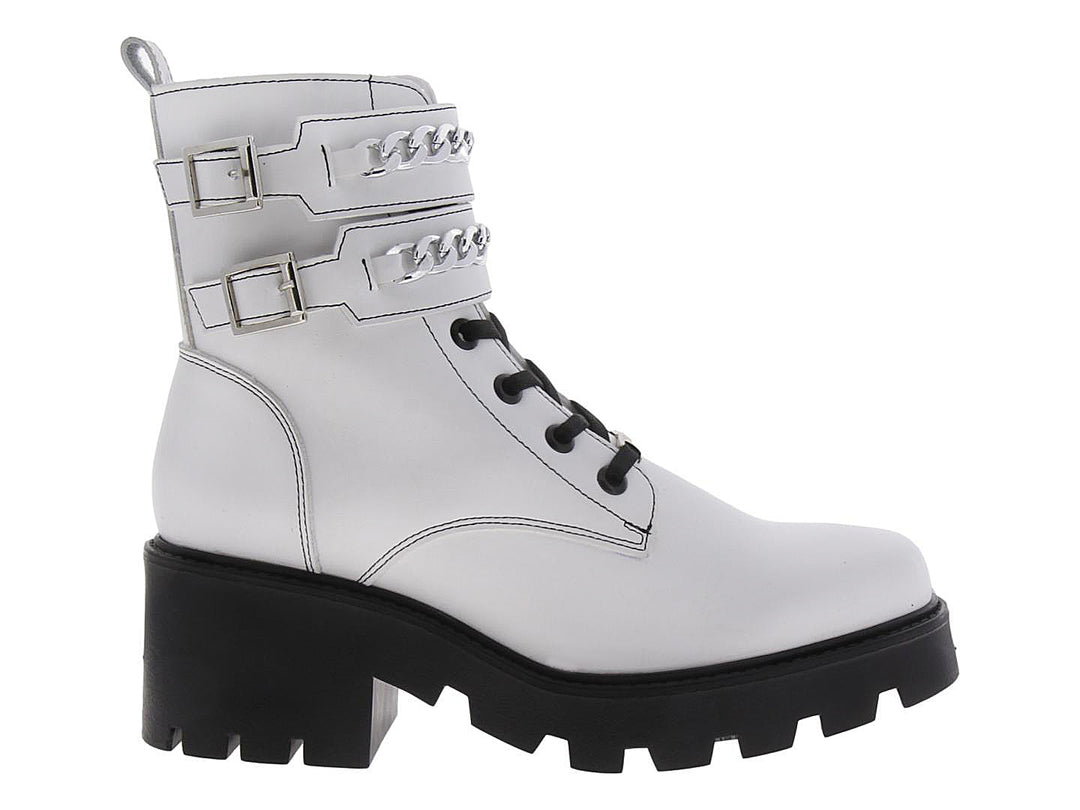 Bota blanca de plataforma con agujetas negras y detalles de cadenas plateadas en el tobillo.