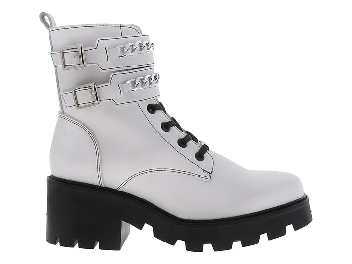 Bota blanca de plataforma con agujetas negras y detalles de cadenas plateadas en el tobillo.