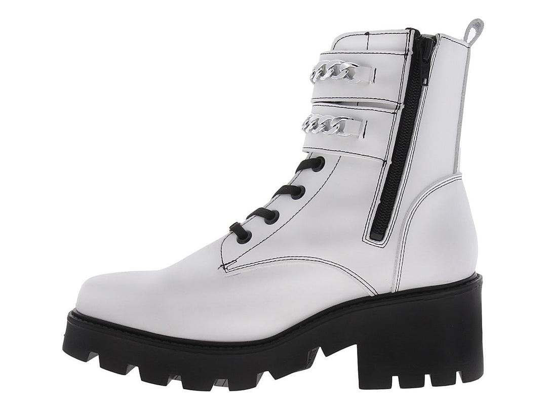 Bota blanca de plataforma con agujetas negras y detalles de cadenas plateadas en el tobillo.
