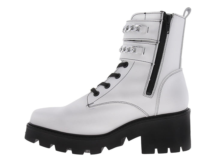 Bota blanca de plataforma con agujetas negras y detalles de cadenas plateadas en el tobillo.