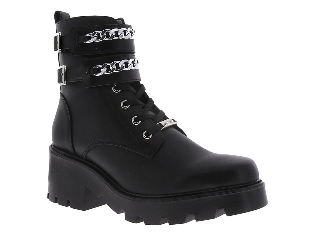 Botas negras de plataforma para mujer con detalles de cadenas plateadas y agujetas.
