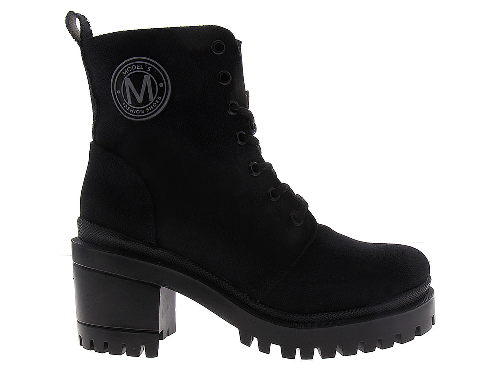 Botín tipo militar color negro para mujer con suela track y cordones.