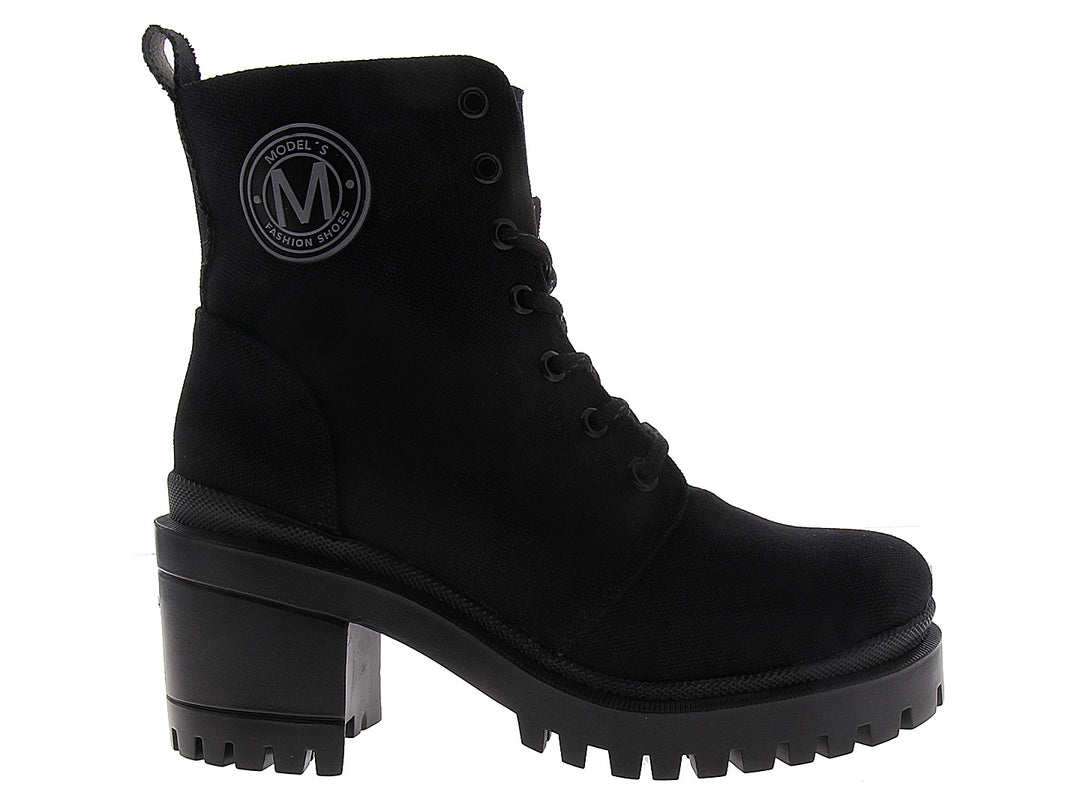 Botín tipo militar color negro para mujer con suela track y cordones.