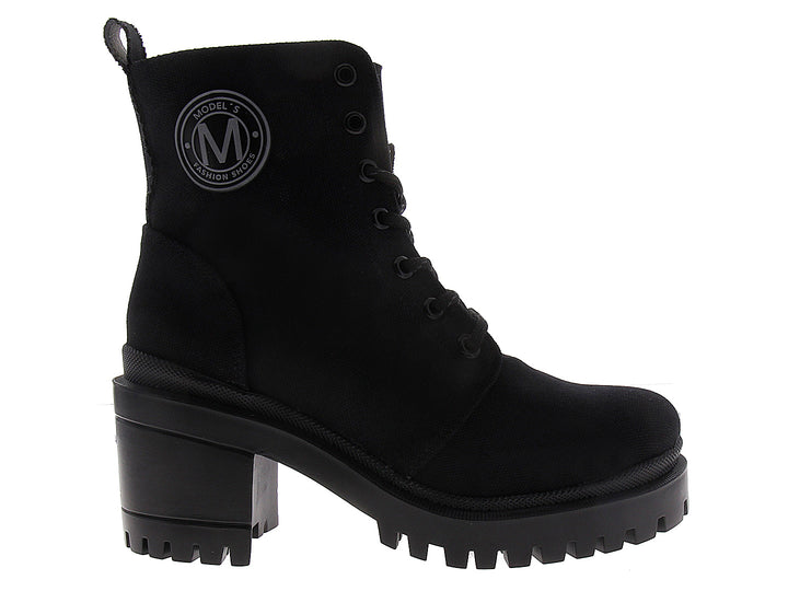 Botín tipo militar color negro para mujer con suela track y cordones.