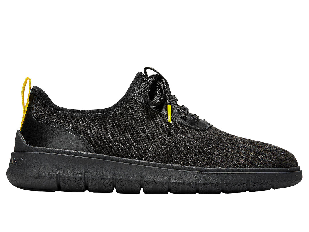 Tenis negros Cole Haan Generation Zerogrand Stitchlite para hombre con detalles amarillos.