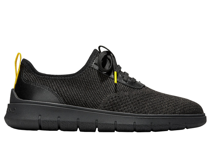 Tenis negros Cole Haan Generation Zerogrand Stitchlite para hombre con detalles amarillos.