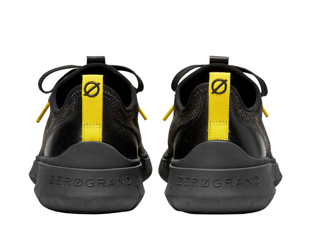 Tenis negros Cole Haan Generation Zerogrand Stitchlite para hombre con detalles amarillos.