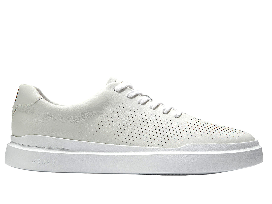 Tenis blancos Cole Haan Grandpro Rally Perf para hombre con detalles perforados y suela blanca.