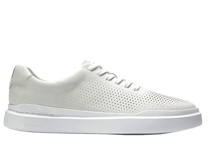 Tenis blancos Cole Haan Grandpro Rally Perf para hombre con detalles perforados y suela blanca.