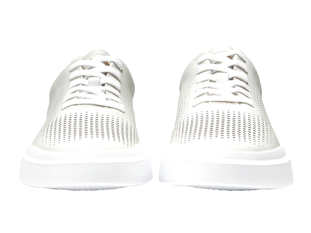 Tenis blancos Cole Haan Grandpro Rally Perf para hombre con detalles perforados y suela blanca.