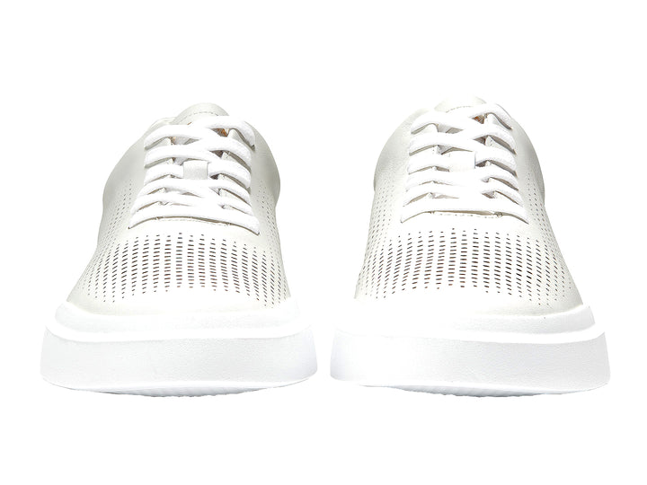 Tenis blancos Cole Haan Grandpro Rally Perf para hombre con detalles perforados y suela blanca.