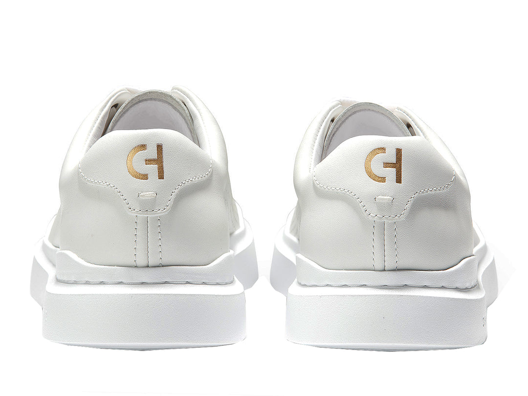 Tenis blancos Cole Haan Grandpro Rally Perf para hombre con detalles perforados y suela blanca.