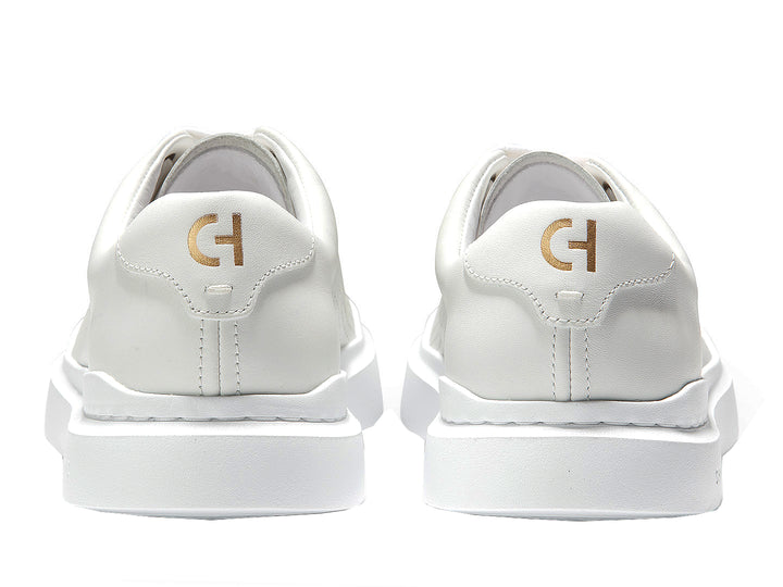 Tenis blancos Cole Haan Grandpro Rally Perf para hombre con detalles perforados y suela blanca.