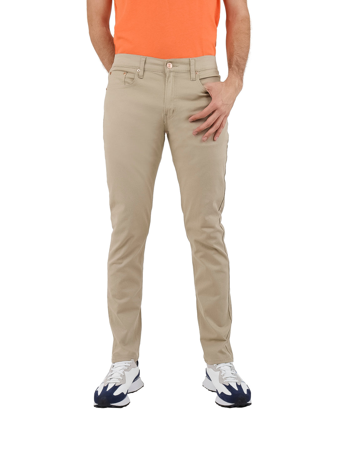 Hombre vistiendo un pantalón de gabardina color khaki de corte ajustado y estilo casual.