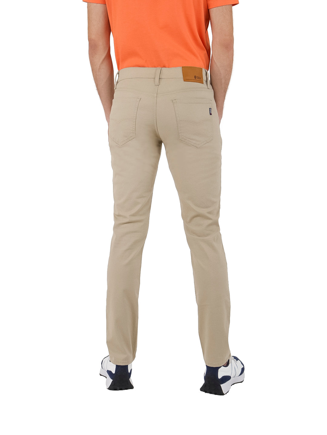 Hombre vistiendo un pantalón de gabardina color khaki de corte ajustado y estilo casual.