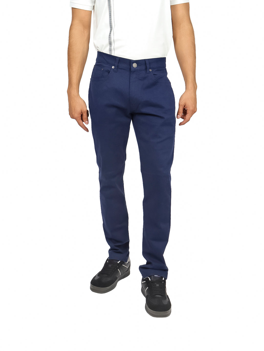 Hombre vistiendo un pantalón de gabardina color azul marino de corte recto y estilo casual.