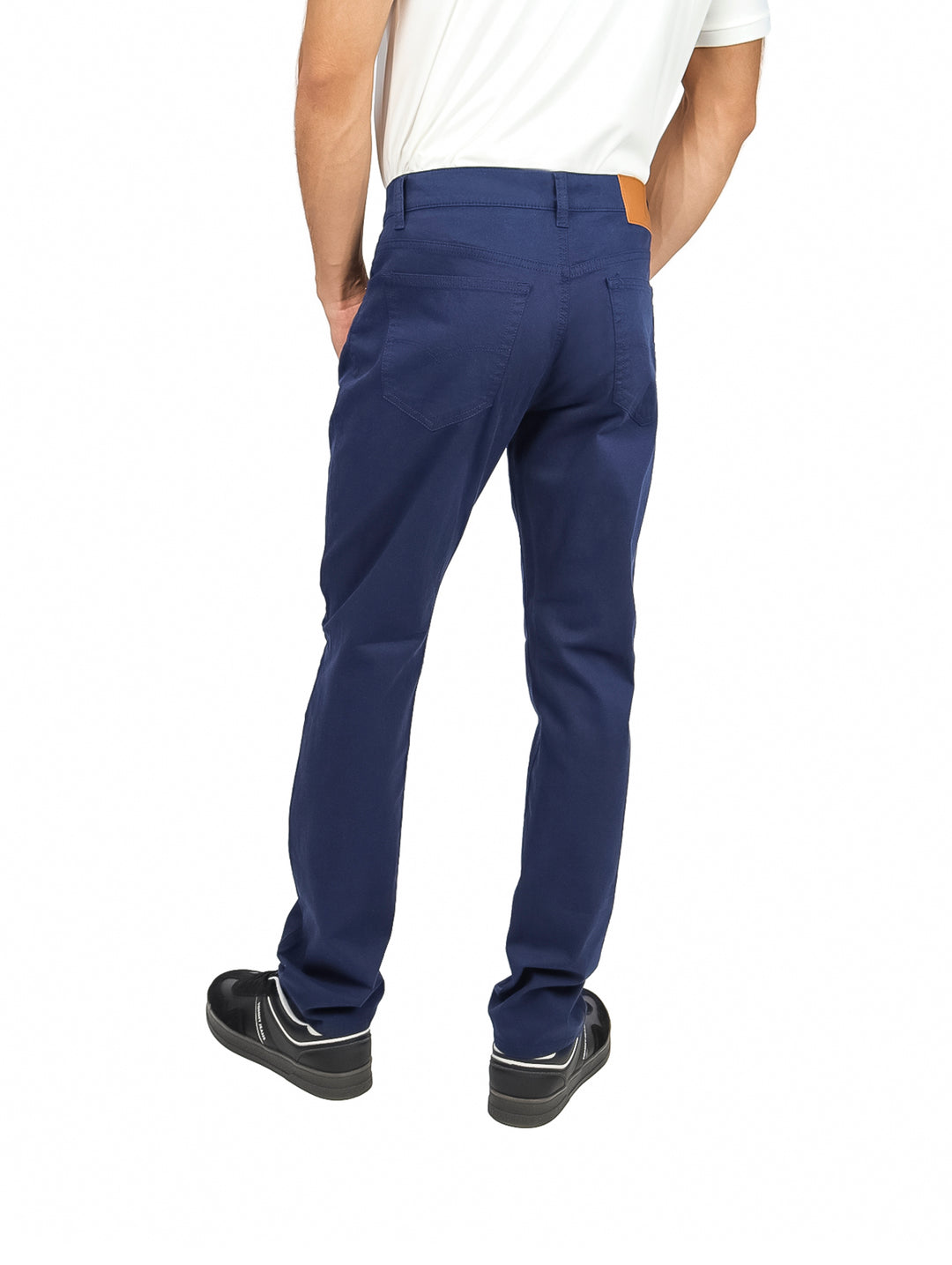 Hombre vistiendo un pantalón de gabardina color azul marino de corte recto y estilo casual.