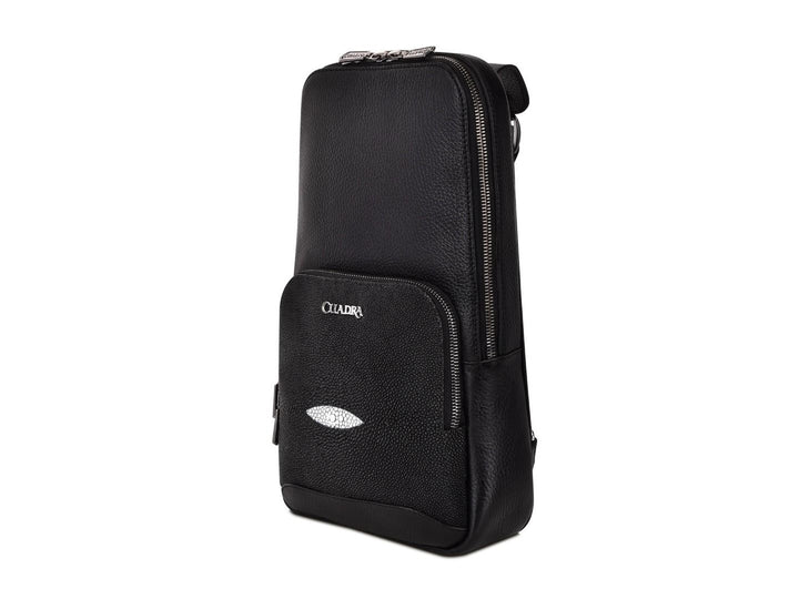Mochila de cuero negro marca Cuadra con panel frontal de piel de mantarraya y detalles plateados.