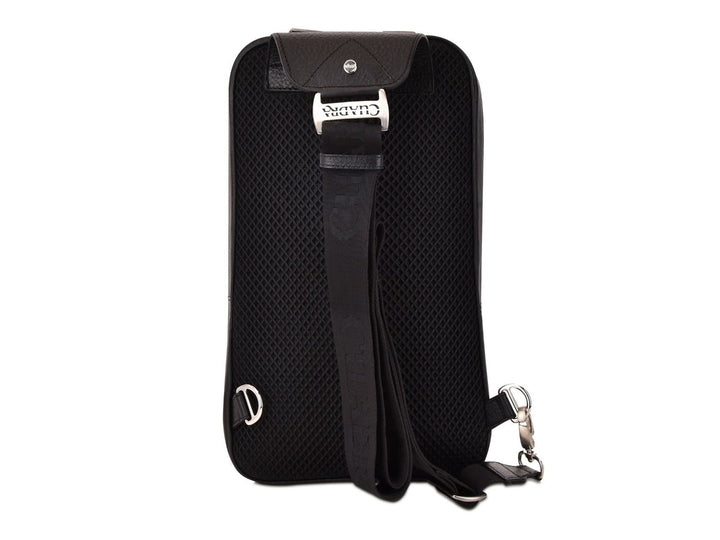 Mochila de cuero negro marca Cuadra con panel frontal de piel de mantarraya y detalles plateados.