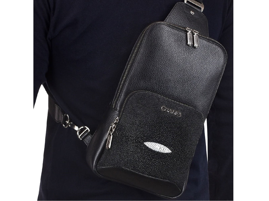 Mochila de cuero negro marca Cuadra con panel frontal de piel de mantarraya y detalles plateados.