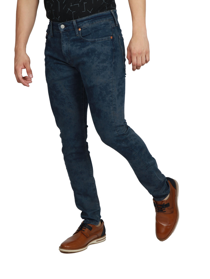 Hombre vistiendo pantalones jeans Levi&