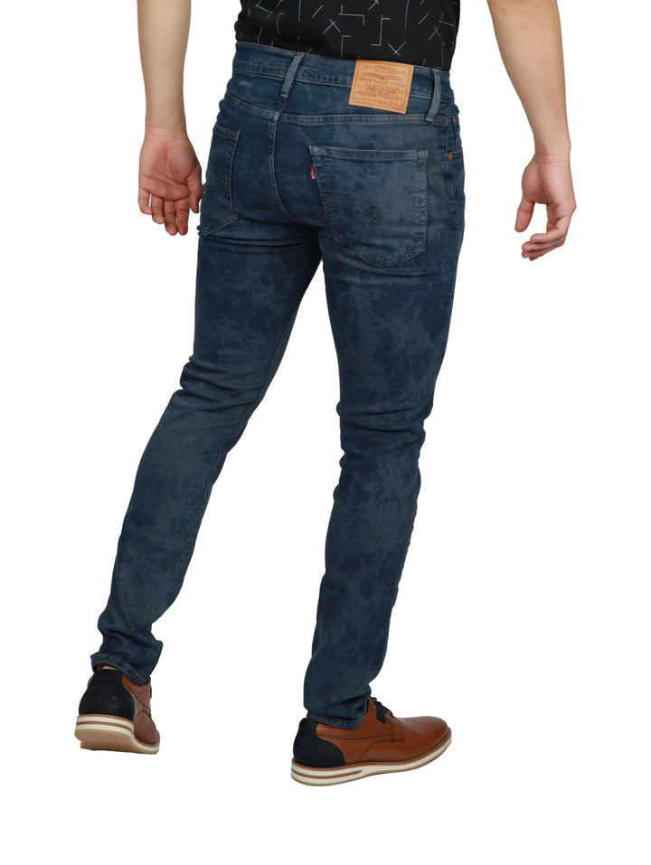 Hombre vistiendo pantalones jeans Levi&